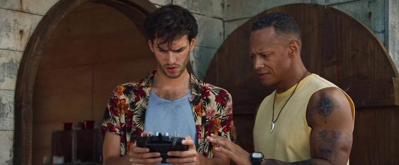 Дьявол и глубокое синее море. Эмерсон брукс. нейт бузолич глубокое синее море 3. глубокое синее море 3 браун.