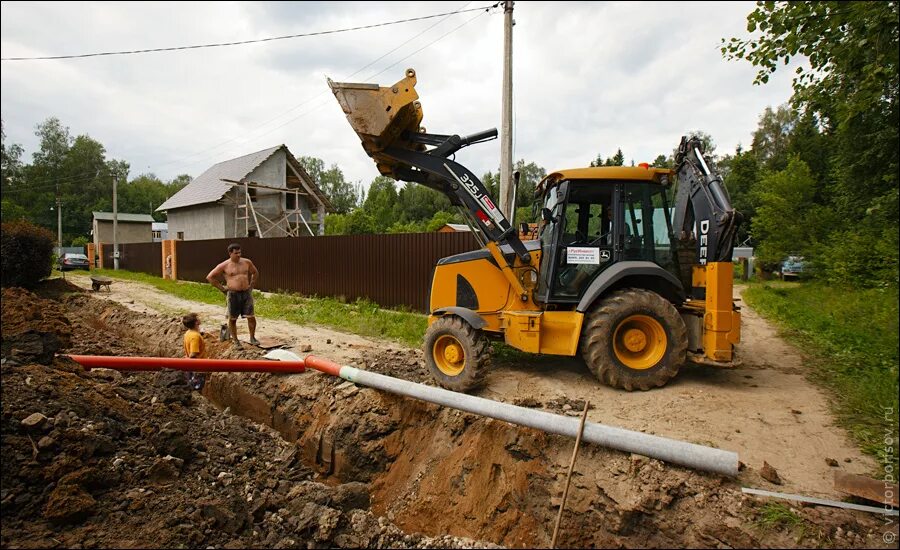 Экскаватор на участок. Экскаватор JCB 4cx копает траншею. Экскаватор погрузчик JCB ковш котлован. Экскаватор JCB разработка котлована. JCB копает котлован.