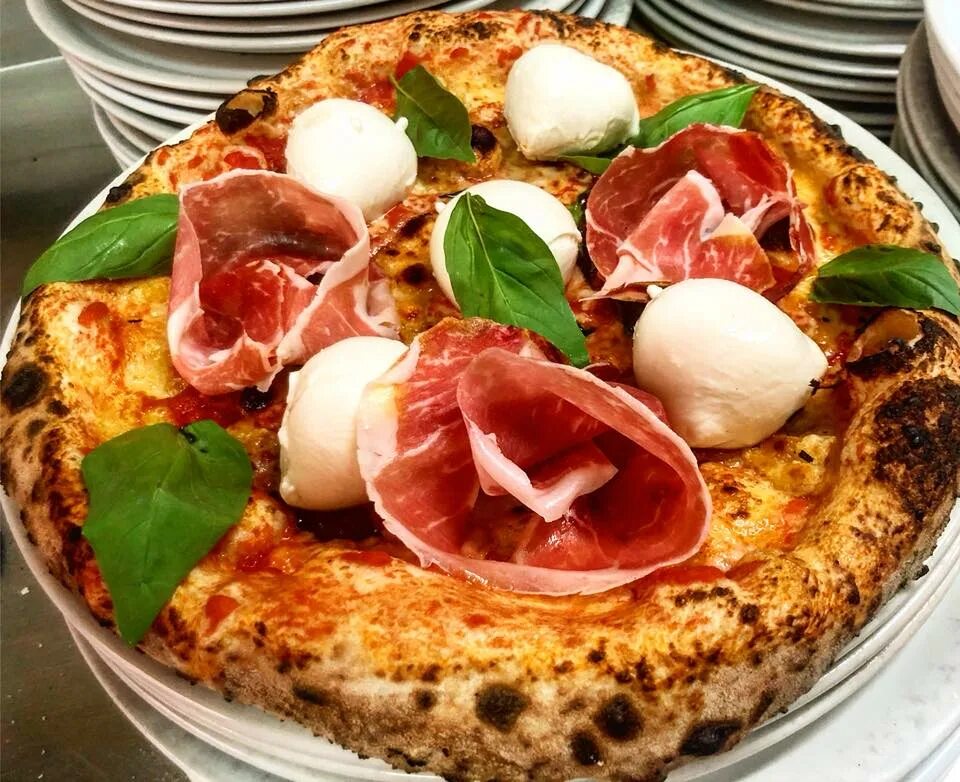 Классический рецепт неаполитанской пиццы. Неаполитанская пицца. Неаполитанская кухня блюда. Пицца по неаполитански. Неаполитанская пицца Италия.