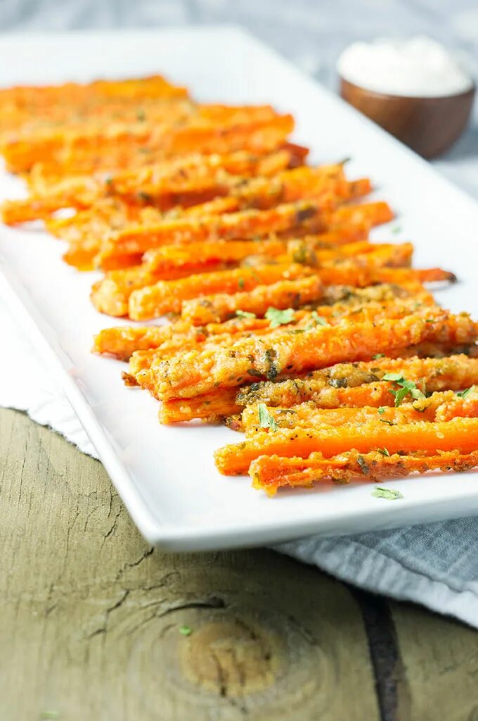 Морковная закуска. Украшения из моркови. Салат в морковке из слоеного теста. Слоеные трубочки с салатом. Морковка как закуска.