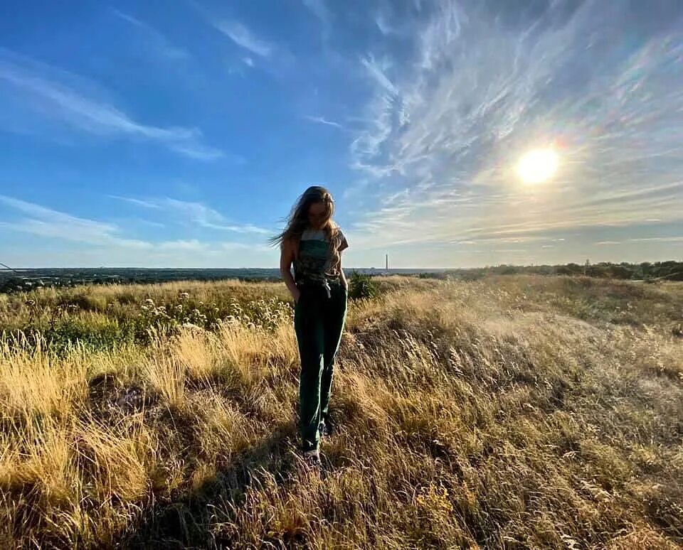 Словно ветер ремикс. Девушка в степи. Фотосессия в степи. Девочка в степи. Фотосессия в степи девушка.