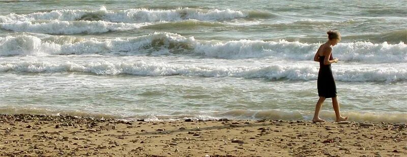 Море гудело. Девушка бредущая вдоль моря. Море гудело под ногами. Человек бродит по берегам моря фото.