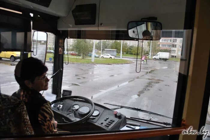 Водитель минск без опыта. Водитель троллейбуса зарплата. Водитель троллейбуса 2602 Симферополь. Водитель троллейбуса Крымтроллейбус. Работа в Симферополе водителем.