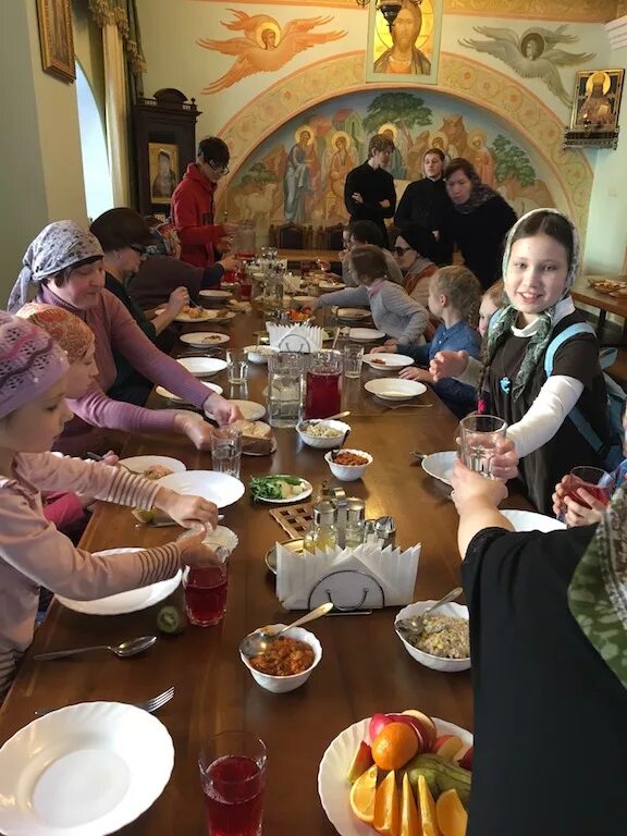 Сретенский монастырь трапезная. Трапезная высоко петровского монастыря в москве. Монастырская трапезная сретенский монастырь. Трапезная паломника новоспасский монастырь. Трапезная сретенского монастыря.