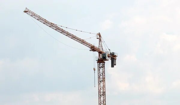 Башенный кран на стройплощадке. Краны воронеж. Башенный кран в мурино. Кб 401. Башенный кран воронеж.