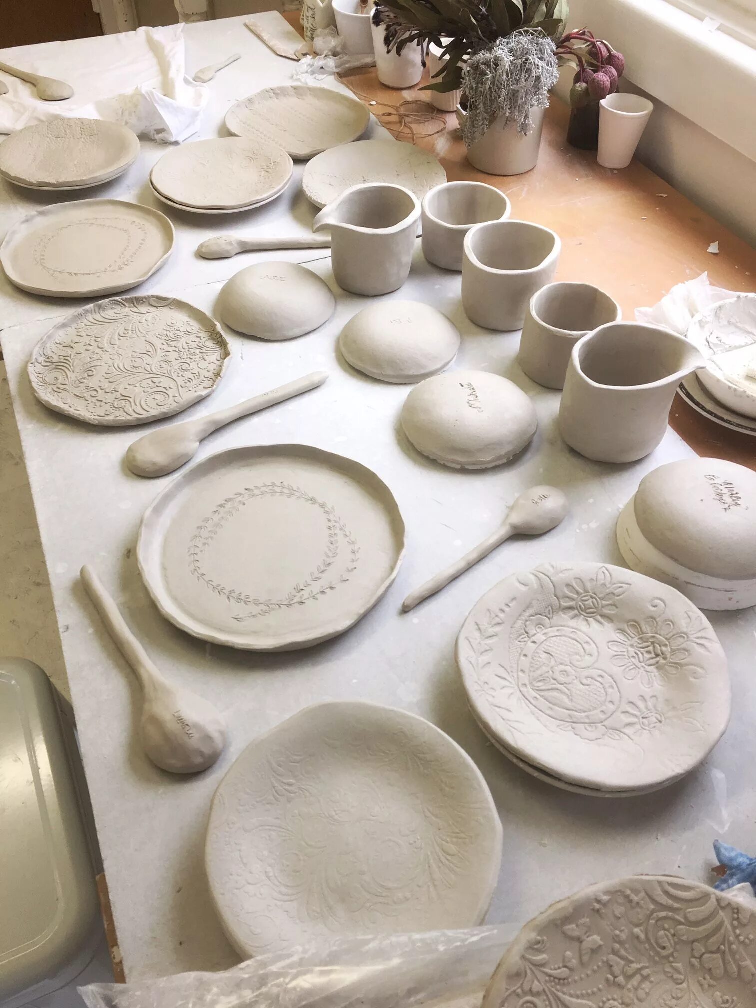 Тарелка ручная лепка. Лепка керамики посуда. Керамика ручная лепка. Керамическая посуда своими руками. Лепить посуду