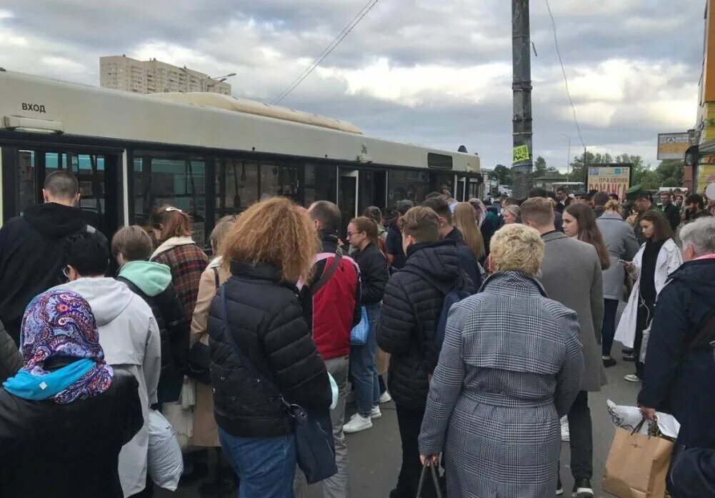 Давка в метро спб сегодня. Городские жители. давка в метро спб. много транспорта. давка на метро парнас.
