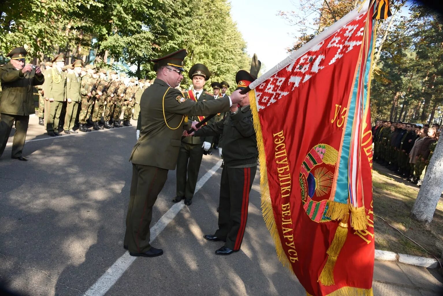 Перед знаменем