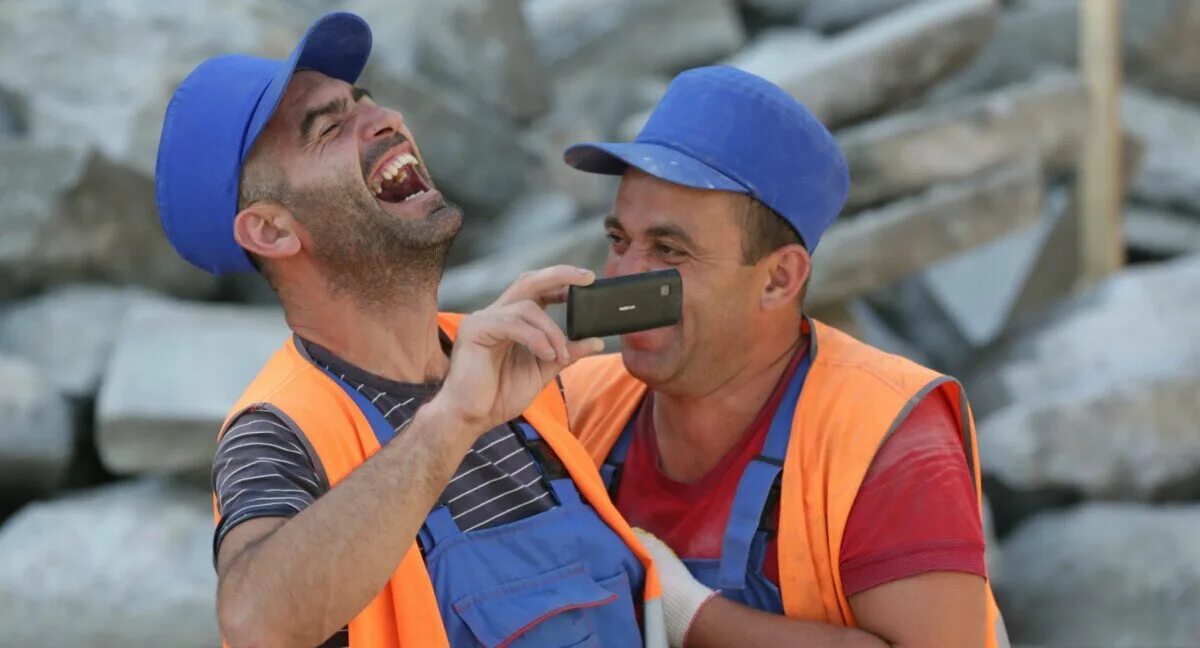 Таджик строитель. Таджички работают. Женщина дворник. Таджички работают. Мунира мирзоева дворник.