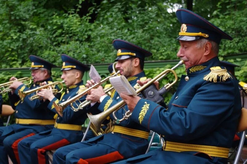 Духовой оркестр МЧС В летнем саду. Духовой оркестр МЧС Благовещенск. Оркестр в летнем саду. Костюмы для духового оркестра. Духовые оркестры россии