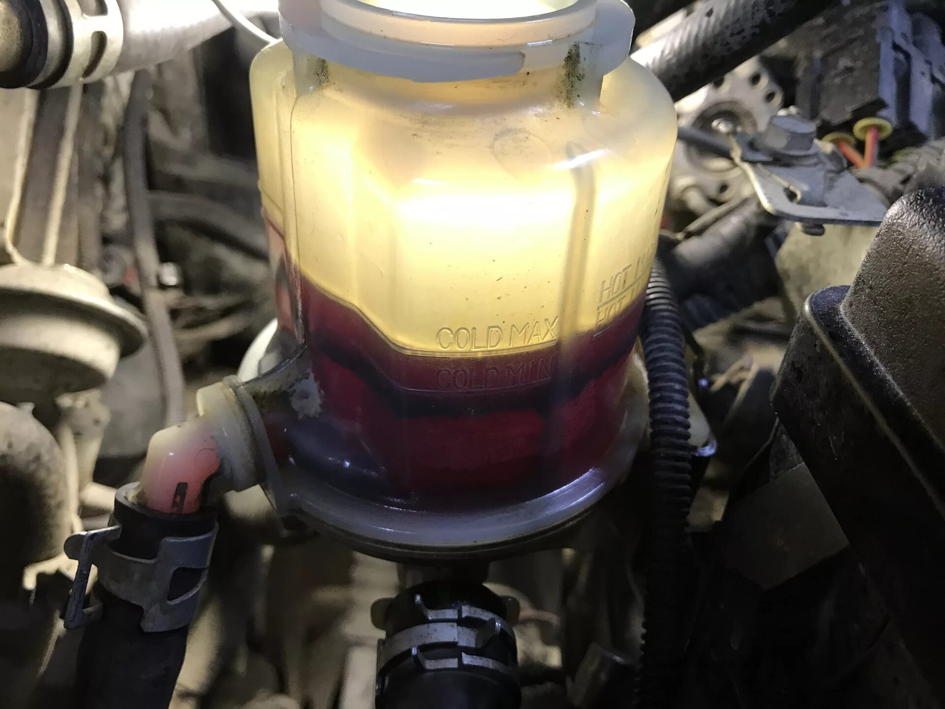 Насос гур камаз. Бачок гура бмв е36. Утекла жидкость гидроусилителя. Сальник на ниву в гидроусил. Оборудование для замены масла гур.