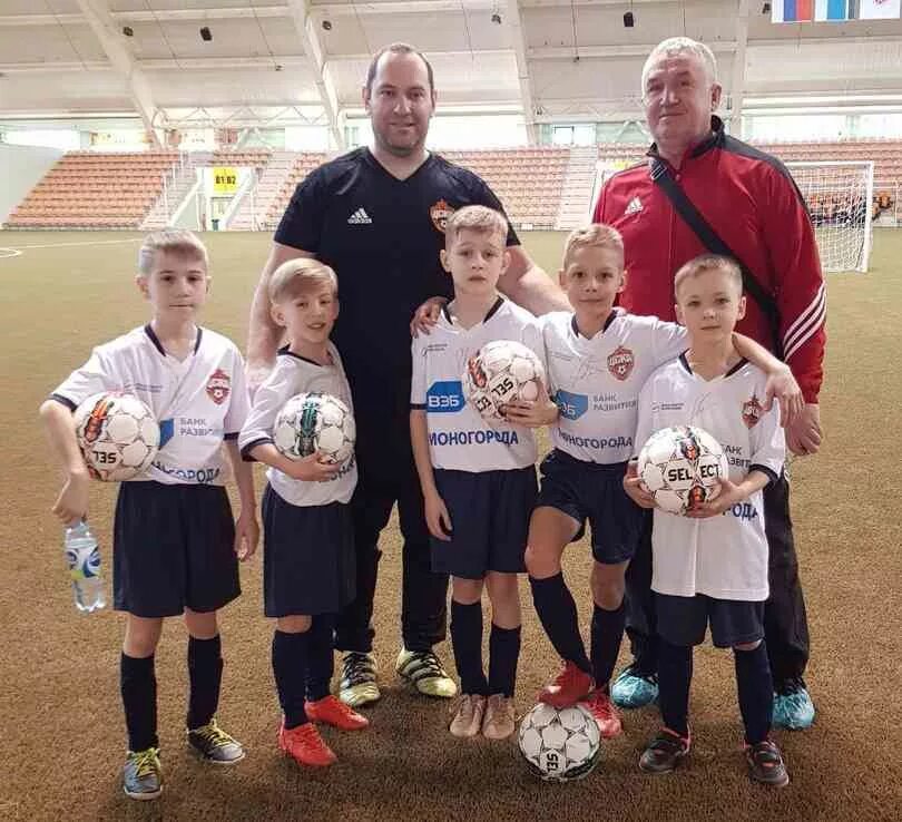 Детский футбольный тренер. Футбол командная игра. Детские тренеры по футболу. Детский тренер по футболу. Тренер детской команды.