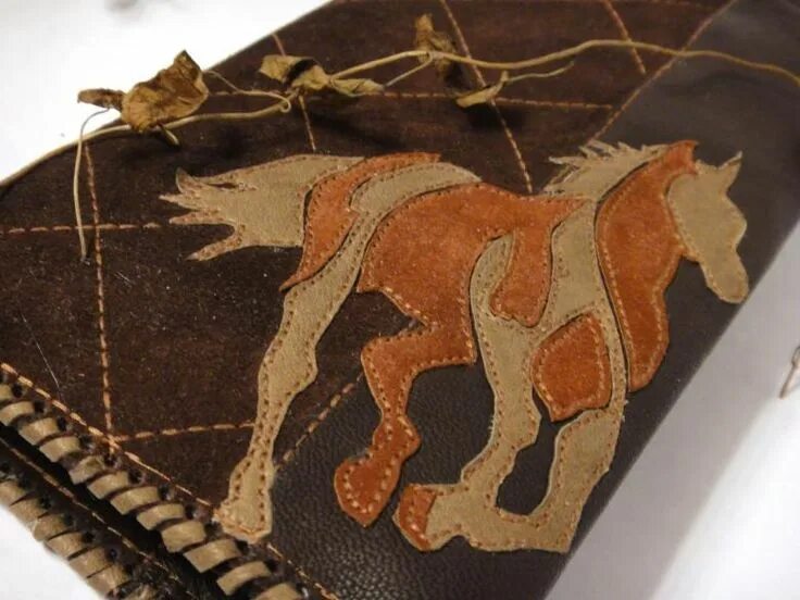 Техники обработки кожи. Изделия из кусочков кожи. Панно из кусочков кожи. Рукоделие из кожи. Кожаная аппликация.