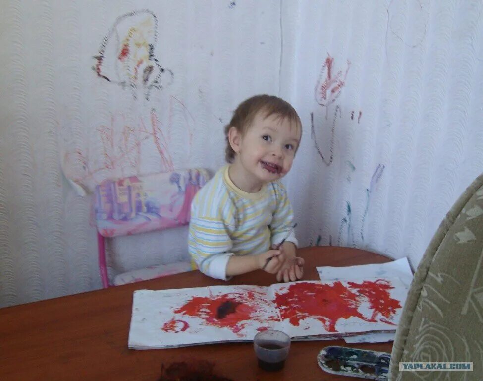 Ребенок изрисовал. Ребенок разрисовал обои.