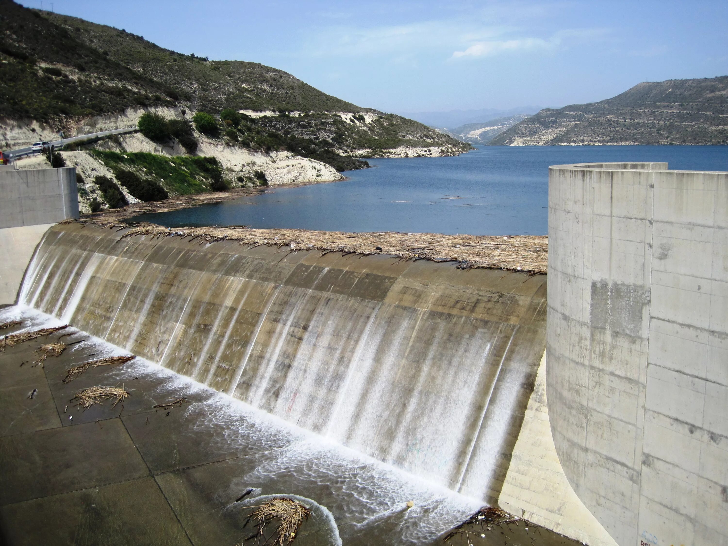 Что такое дамба фото. Дамба Курис Кипр. Андижан ГЭС плотина. Варзобская ГЭС. ХОАБИНЬСКАЯ ГЭС.