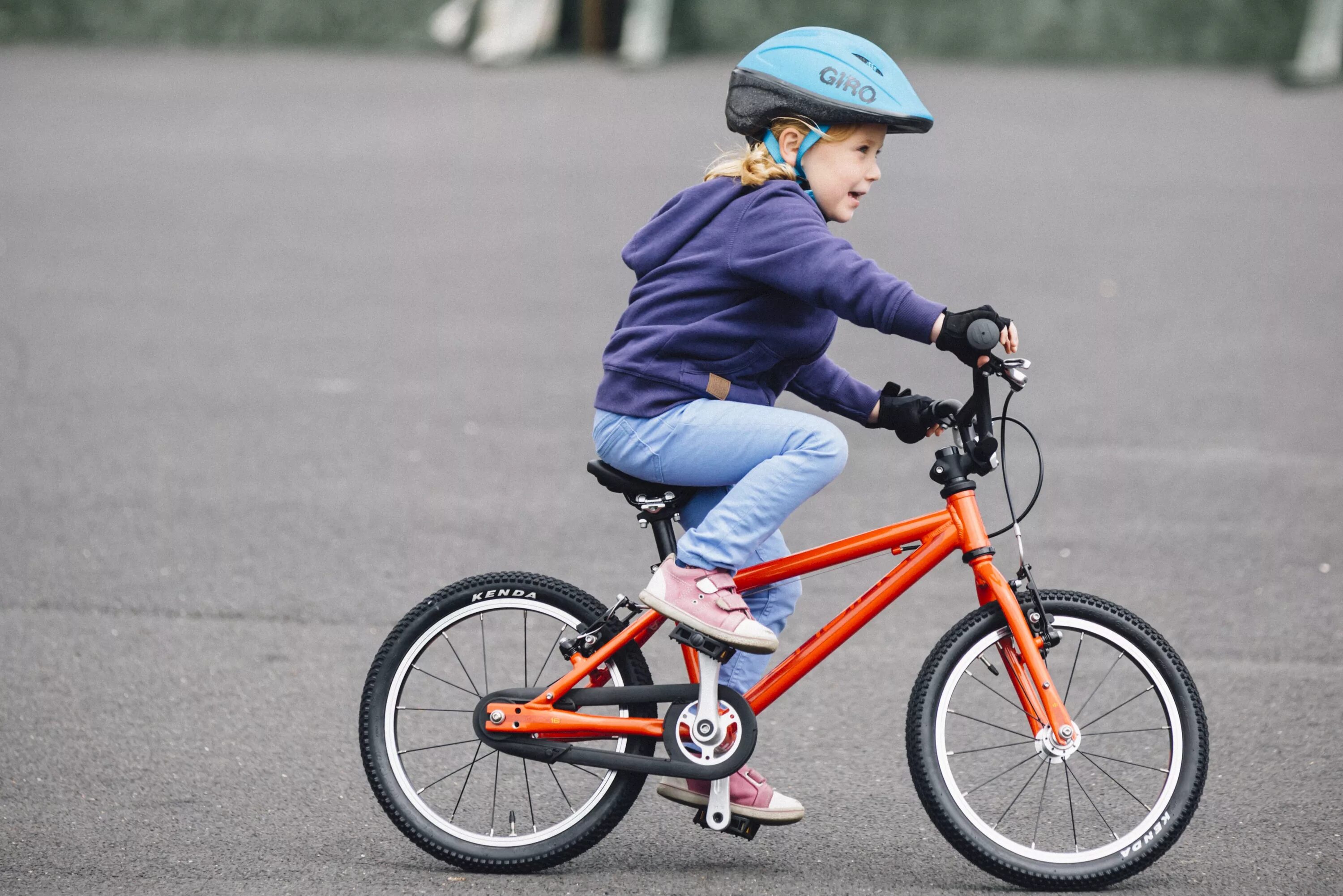 The children ride bikes. Мальчик на велосипеде. Дети с велосипедом. Велосипеды детские. Велосипед для дошкольников.