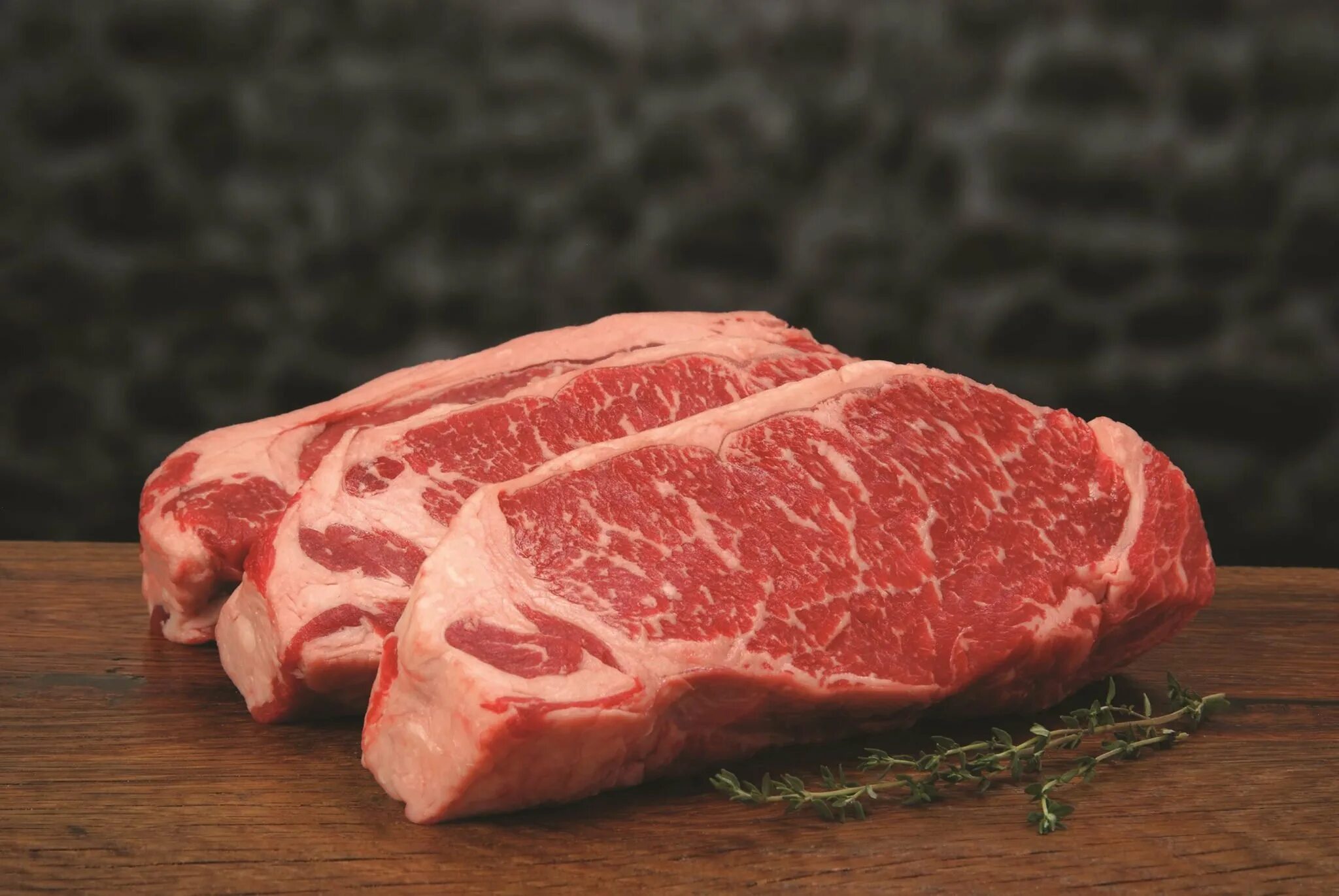 Мясо ломтиками. Черное мясо говядины. Стейк рибай black angus. Стейк вагю. Черное мясо говядины.