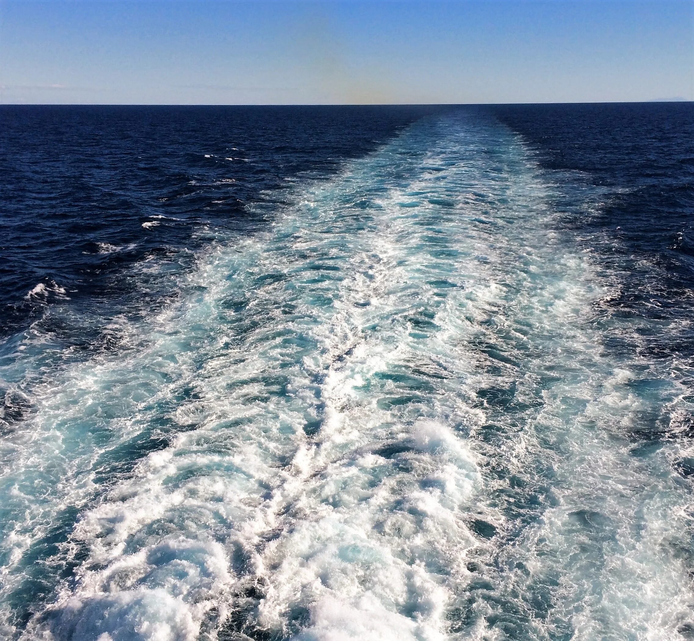 Вода в волне движется. Стоячая волна в море. Море волны Горизонт. Море вода. Ветровые волны.