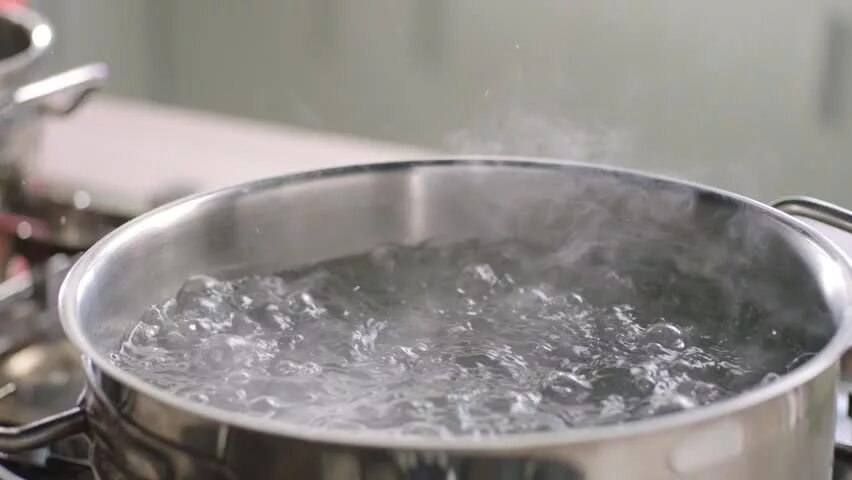 В кастрюлю где находится вода. Кастрюля с водой. вода кипит в прозрачной кастрюле. кипение холодной воды. кипение внутри.