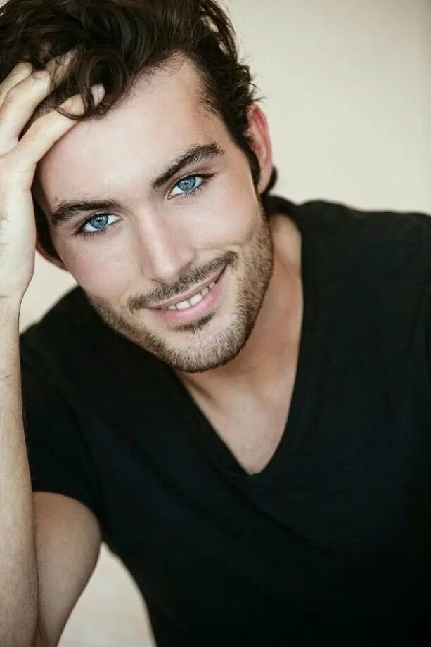 Роджер эклс. Роберт паттинсон фото. Писаный красавец. Алан вальдес модель торс. Макси иглесиас фотосессии.