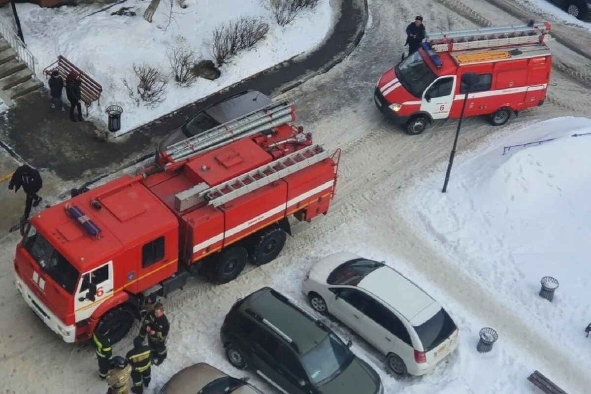 Губкин горит дом. Пожар в Губкине 02.02.2022. Пожар в Губкине. МЧС старый Оскол. МЧС Губкин.