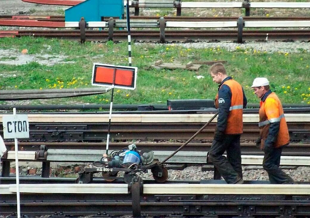 Рабочий на железной дороге. Тележка Однорельсовая Модерон. Модерон Путейский. Однорельсовая Путевая тележка. Модерон РЖД.