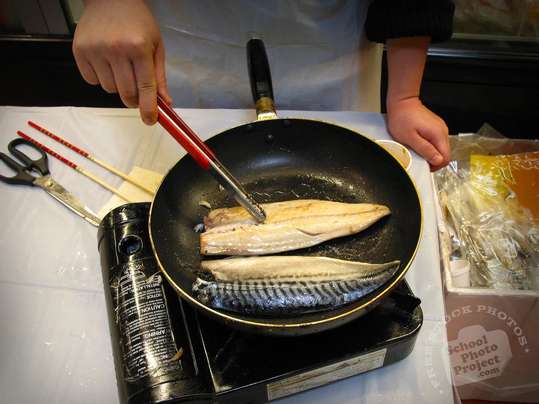 Fish frying Pan. Поделка сковорода с рыбой. Сковорода ВМФ. Сковорода с лапшой упала.