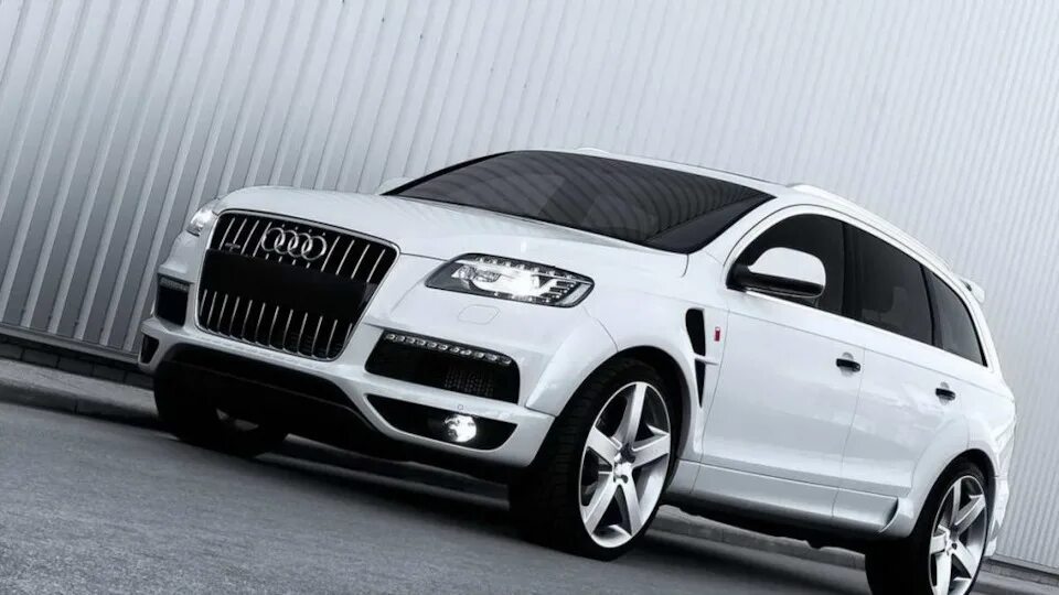 Audi q7 v12 tuning. Ауди q7 r22. Тюнинг ауди ку7. Обвес audi q7 4l. Ауди ку 7 в обвесе.