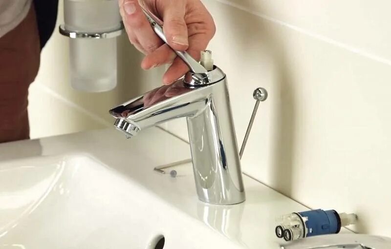Как снять смеситель с раковины. Смеситель для раковины grohe с отверстием сзади. менять кран в ванной в раковине. смеситель умывальника течет. смеситель для раковины сломанный.