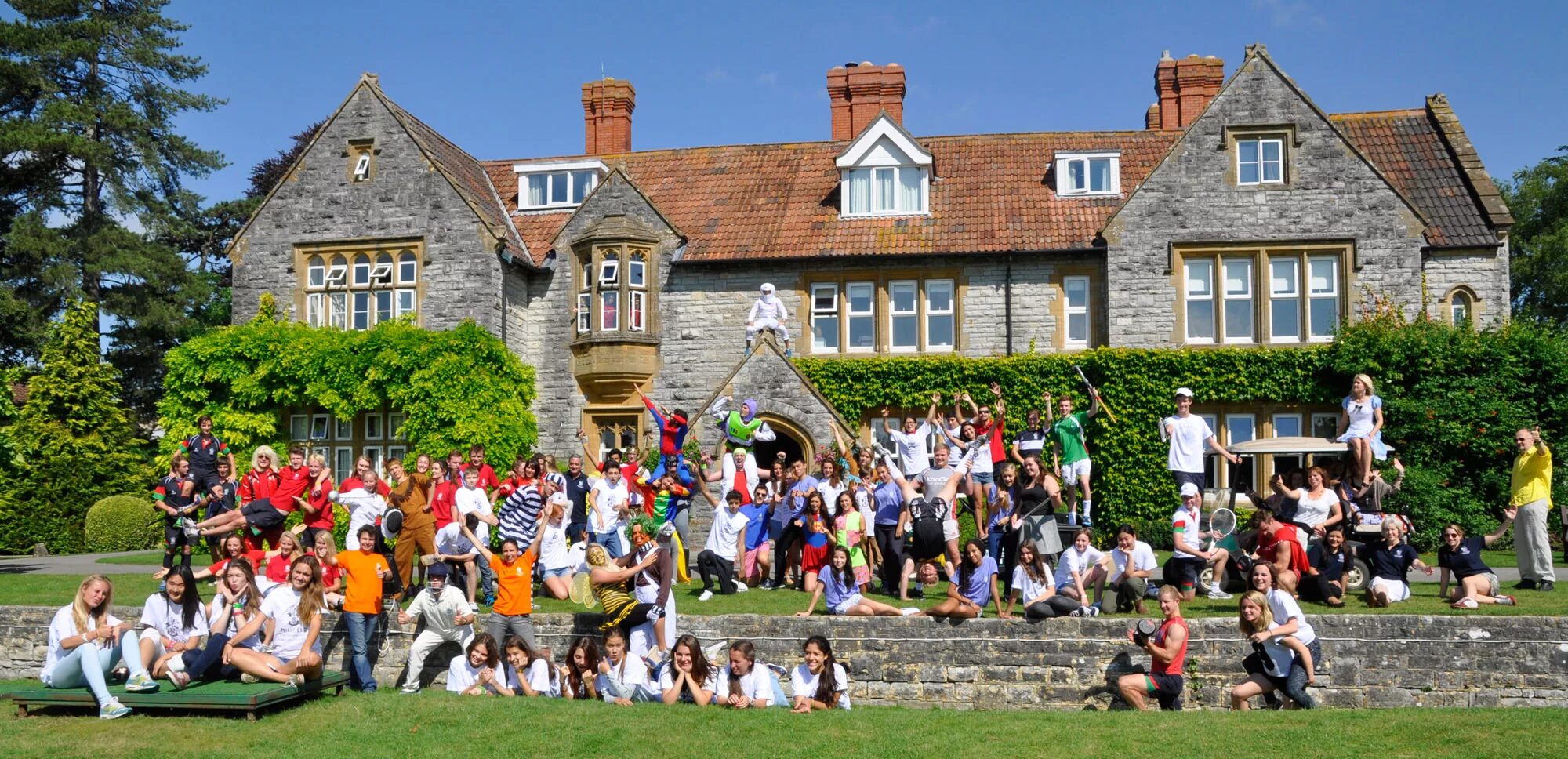 The village school. Школа Саммерхилл в Англии. Милфилд школа в Англии. Школа Пансион в Англии. Частная школа в Великобритании.