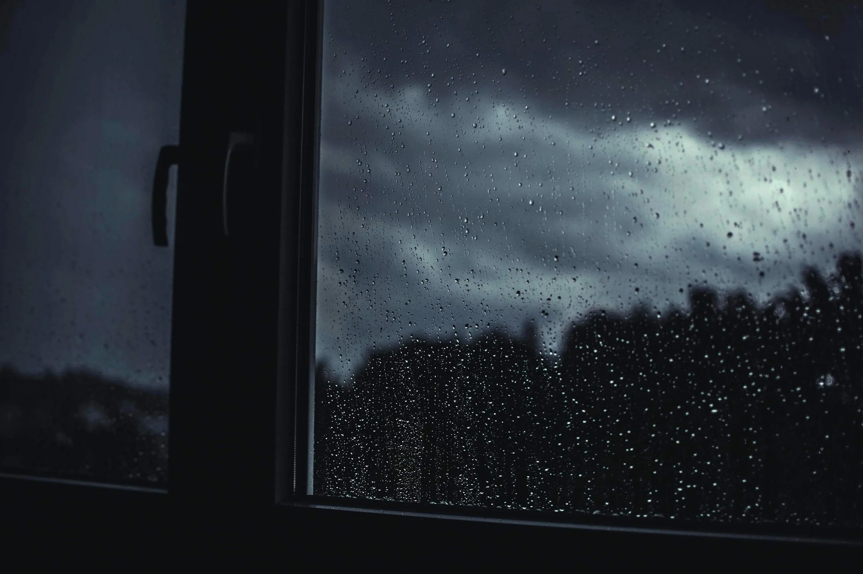 Дождь в окне. Дождь за окном. Дождь Эстетика. Дождь за окном Эстетика. За окном бушует ветер