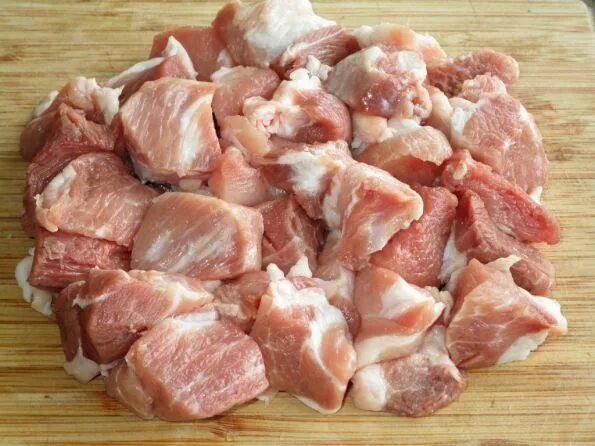 какое мясо для плова из свинины. мелко нарезанная свинина. какое мясо для плова из свинины. плов со свининой. нарезать мясо для плова.