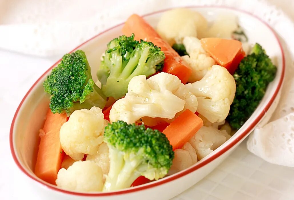 Отварные овощи рецепты. Капуста брокколи припущенная. Овощи на пару. Припущенные овощи. Блюда и гарниры из овощей.