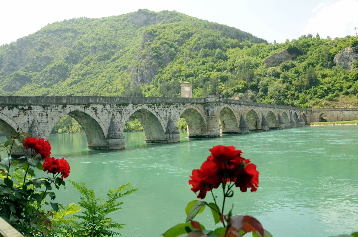 Босния и Герцеговина мост на Дрине. Дрина река мост на Дрине. Вишеград на Дрине. Мосты через реку Дрина Сербия.