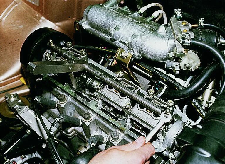 Сколько клапанов на ваз 2115. Клапана двигателя ВАЗ 2110. Клапана ВАЗ 2109. Клапана ВАЗ 2114 8 клапанов на моторе. Клапана ВАЗ 2109 инжектор.