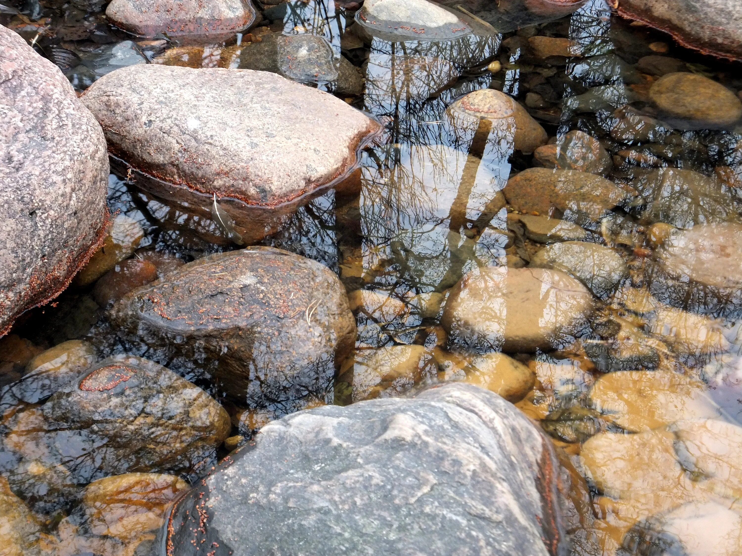 Вода образуется в камнях