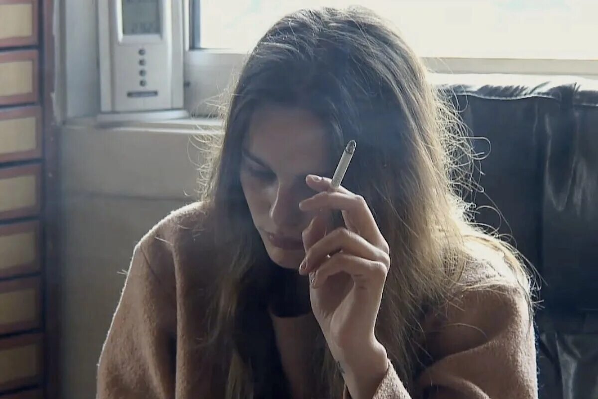 Девушка курит. Девушка с сигаретой. Девушка курит и плачет. Плачущая курящая девушка. Музыка где плачут