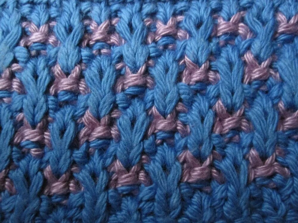 Платочная вязка двухцветная. Вязание двумя нитками разного цвета. Вязание двумя цветами. Разноцветное полотно спицами. Двухцветное вязание спицами.