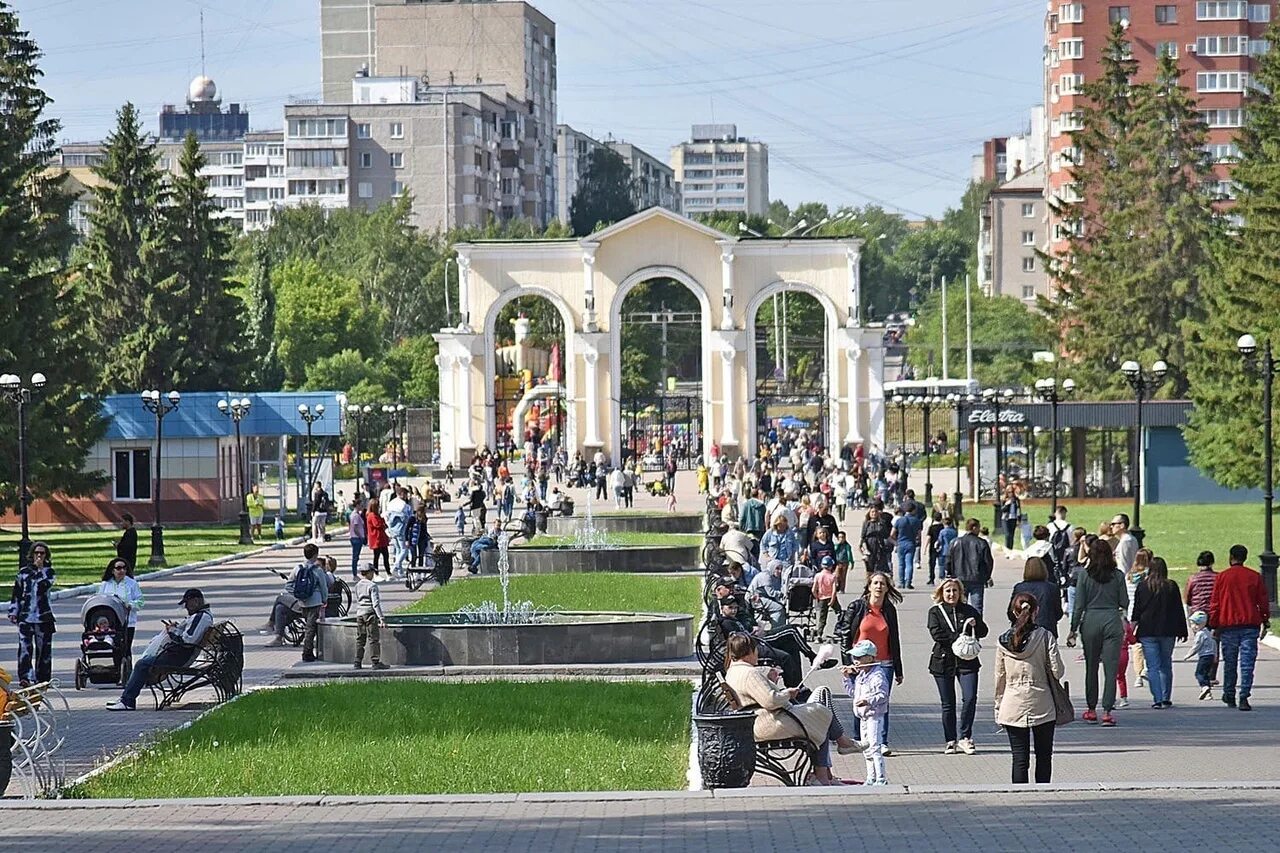 Центральный парк екатеринбурга назван в честь. Парк Маяковского Екатеринбург. Центральный парк Екатеринбург. Центральный парк культуры и отдыха имени Маяковского Екатеринбург. Администрация парка Маяковского Екатеринбург.