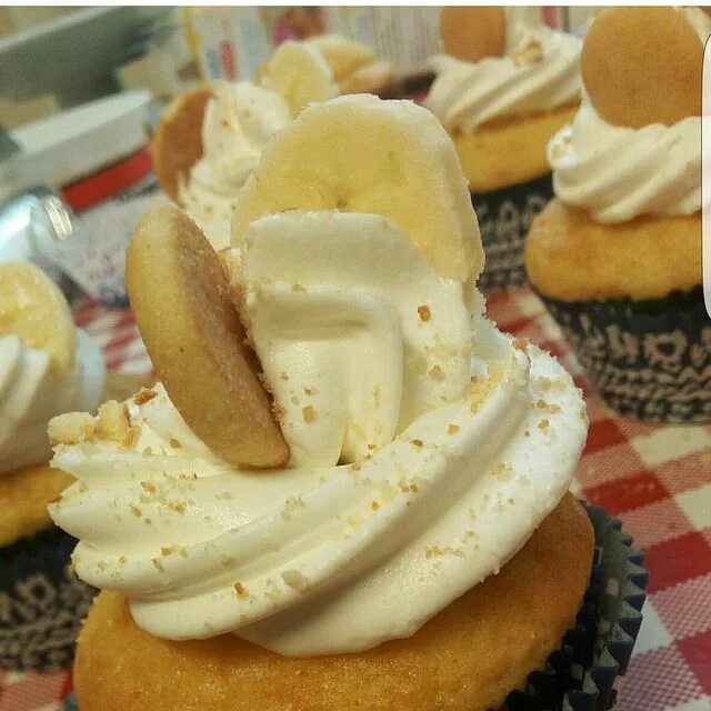 Sweet course. Sweet course. Самый большой капкейк в мире. Sweet course. Рулет из макарон.