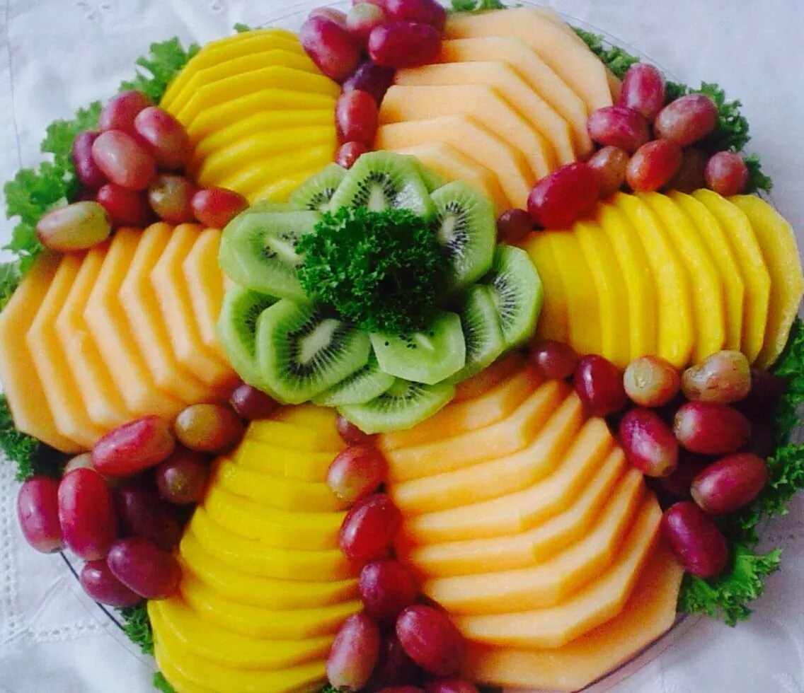 Нарезки на английском. Красивая нарезка овощей и фруктов. Красиво нарезать фрукты. Красивая Фруктовая нарезка на праздничный стол. Красивые овощные и фруктовые нарезки.