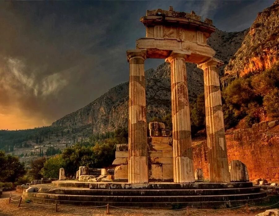 Дельфы храм аполлона дельфийский оракул. Толос храма афины в дельфах. Дельфийский оракул в древней греции. Храм аполлона древняя греция. Храм в дельфах в древней греции.