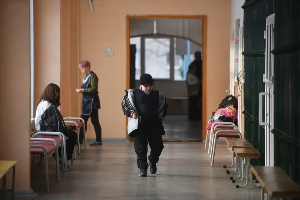 Дети бегут в школу. Рюкзак для детей. Школьники выходят из школы. Один парень на всю женскую школу. Исключили из школы.