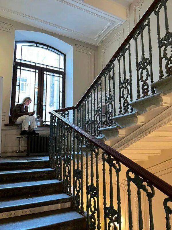 Парадная платформа. Дворники убирают улицы петербурга. Заколоченная парадная. Почему убрали с парадной. Почему убрали с парадной.