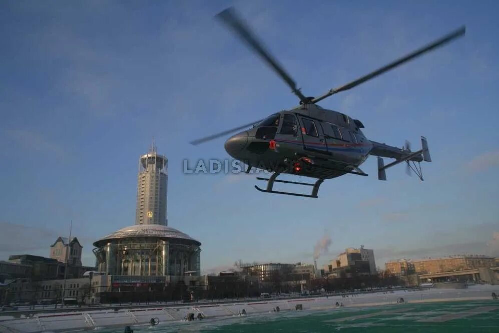 Вертолет над водохранилищем. Ансат вертолет над Кузнецком. Военный над вертолётом. Военные вертолеты над Москвой. Военные вертолеты над СПБ.