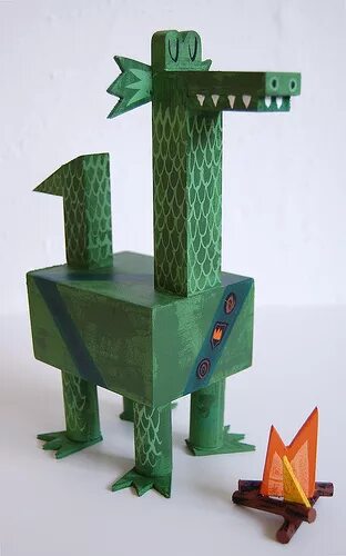 Голова дракона из картона. Картонная голова дракона. Коробка дракон с днем рождения своими руками. Дракон поделка из коробок. Поделка голова дракона из коробки.