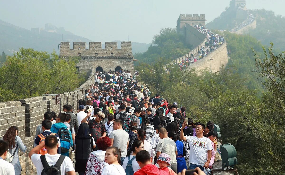 Сколько километров великая китайская. Великая китайская стена (отрезок Бадалин). Великая китайская стена туристы. Великая китайская стена разрушение. Великая китайская стена разрушенные участки.