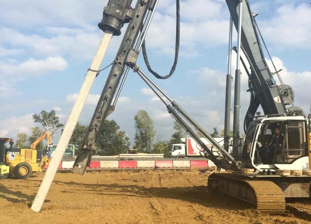 Копер сваебой дм 240. Забивка свай 300х300. Гусеничный копер сп-49. Дэк 251 забивки свай. Дизель молот для забивки свай.