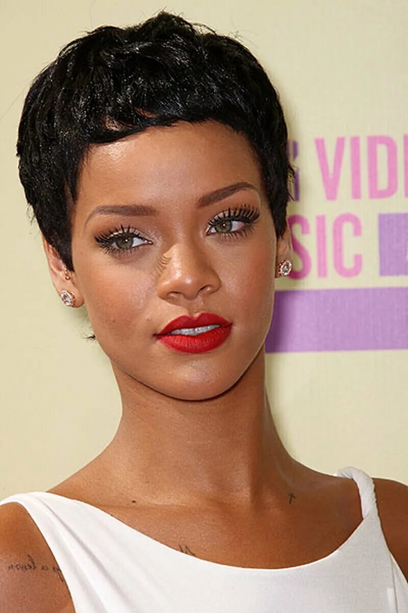 Стрижки рианны. Эффект зацелованных губ тинт. Эффект покусанных губ тинт. Hal000 lips reading. Короткая стрижка, очки и красная помада образ.