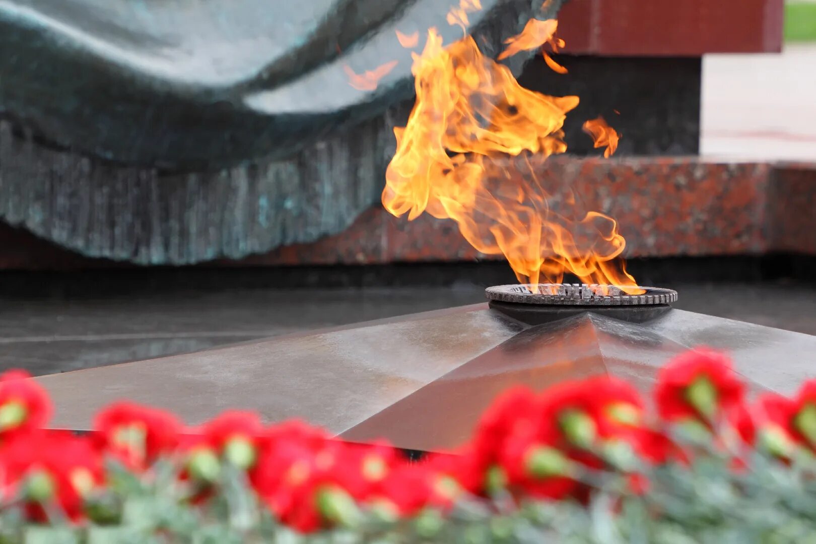 9 мая день победы огонь. Сталинградская битва вечный огонь. ВОВ 1941 1945 вечный огонь. День Победы вечный огонь.